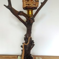 Lampa z gałęzi i kamienia – naturalne światło, ręczna robota