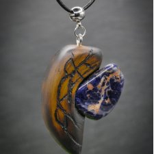 Wisiorek "Orzech i Sodalit –z drewna orzecha, amulet zamknięty w kawałku drewna, pirografia, prezent, Wood Pendant, biżuteria, handmade