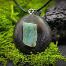 SZMARAGD naturalny - Wisiorek z drewna brzozy, amulet zamknięty w kawałku drewna, pirografia, prezent, Wood Pendant, biżuteria, handmade