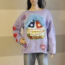 Ręcznie robiony sweter z artystycznymi aplikacjami - unikatowy upcycling