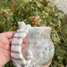 Mały, ręcznie wykonany ceramiczny wazon – do suszonych kwiatów