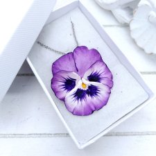 Naszyjnik z kwiatem bratka z gliny polimerowej na stalowym łańcuszku, biżuteria Kwiatowa, bratek fioletowy, romantyczny podarunek