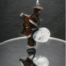 Ręcznie rzeźbiony wisiorek z orzecha, agat mszysty– biżuteria z duszą natury - pirografia prezent dla kobiety dla niej Unique Jewelry Design
