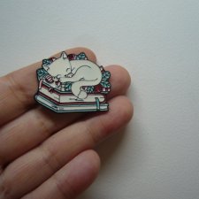 PIN PRZYPINKA BROSZKA ŚPIĄCY KOTEK