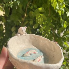 Ręcznie wykonana ceramiczna miseczka z kotkiem i rybkami koi – stojak na pierścionki, pojemnik na biżuterię, prezent dla miłośników kotów