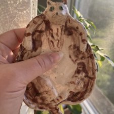 Ręcznie wykonana ceramiczna taca na biżuterię w kształcie leniwego kotka – uroczy i praktyczny stojak na biżuterię