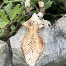Ręcznie wykonany ceramiczny wisiorek – symbol starożytnej Wenus, na skórzanym sznurku