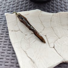 Wisior drewniany - Tonią Pisane