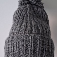 Otul się ciepłem – CZAPKA beanie handmade - CIEMNOSZARA, wykonana na DRUTACH