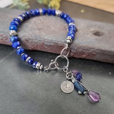 Bransoletka z lapis lazuli i zawieszką