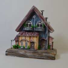 Ręcznie robiony drewniany domek dekoracyjny – rustykalna ozdoba do domu