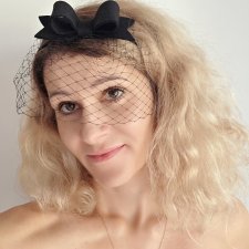 Czarny fascynator kokarda z woalką halloween