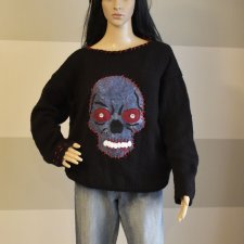 Czarny sweter handmade z naszytą aplikacją czaszki - unikatowy upcycling