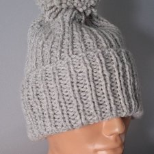 CZAPKA beanie handmade z pomponem - JASNOSZARA, wykonana na DRUTACH
