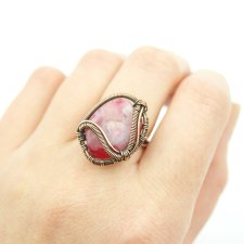 Regulowany pierścionek z dużym różowym agatem