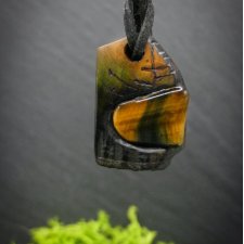 Wisiorek "Tygrysie oko w drewnie owocowym" –amulet zamknięty w kawałku drewna, pirografia, prezent, Wood Pendant, biżuteria, handmade