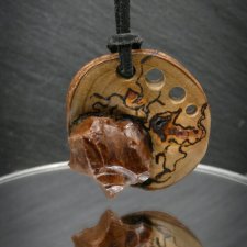 Wisiorek "Obsydian mahoniowy w drewnie owocowym" –amulet zamknięty w kawałku drewna, pirografia, prezent, Wood Pendant, biżuteria, handmade