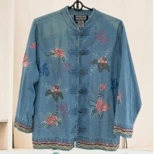 INDIGO MOON DŻINSOWA KURTKA ART&VINTAGE Z DEKORACYJNYM HAFTEM JASNO NIEBIESKI DENIM – ROZMIAR 48-52