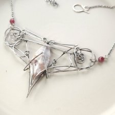 Oubli - Naszyjnik Wire Wrapping z Agatem i Rubinami – Ręcznie Wykonana Biżuteria Artystyczna