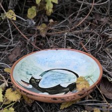 Ręcznie wykonany ceramiczny talerzyk deserowy – "Kot i morze" 16 cm