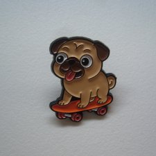 PIN PRZYPINKA BROSZKA PIES MOPS NA DESKOROLCE