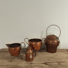 Zestaw naczyń miedzianych w stylu vintage.