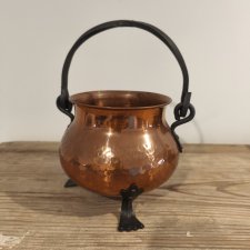 Stary miedziany kociołek w stylu vintage.