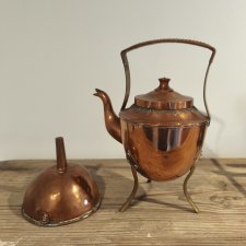 Stary czajnik i lejek w stylu vintage.