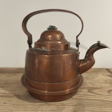 Stary miedziany czajnik w stylu vintage.