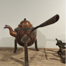 Duży stary czajnik, dzbanek miedziany. Trójnóg.