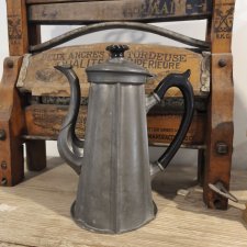 Stary czajnik, dzbanek metalowy. Sygnowany.
