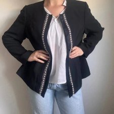 Elegancka czarna marynarka z ozdobnym wykończeniem