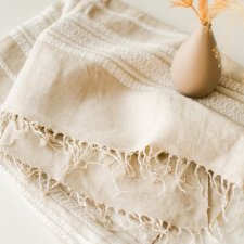 Beżowy obrus boho