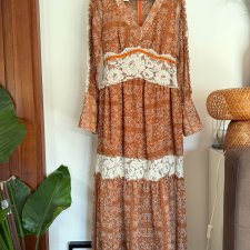 sukienka boho falbany koronka