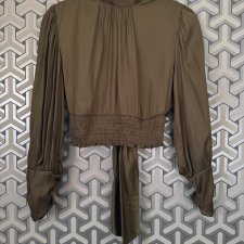 satynowa oliwkowa ZARA z gołymi plecami