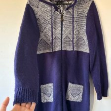 Ciepły granatowy kardigan z geometrycznym wzorem i kapturem