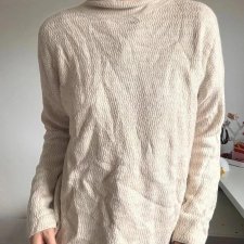 Minimalistyczny beżowy pulower z falistą fakturą – Primark na eleganckie dni!