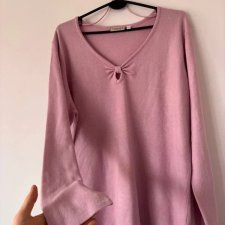 Różowy sweter z dekoltem w serek i ozdobnym wiązaniem – miękki, kobiecy i romantyczny C&A