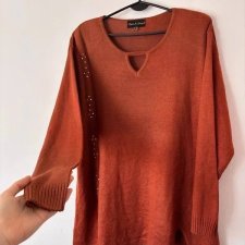 Rdzawy sweter damski z dekoltem i ozdobnymi perełkami, miękki i elegancki