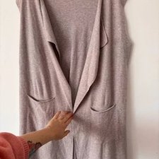 Beżowa kamizelka swetrowa z kieszeniami – miękka, długa i idealna do warstwowych stylizacji