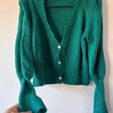 Soczyście zielony kardigan z grubszym splotem i perłowymi guzikami