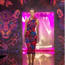 Dopasowana sukienka z kwiatem - Iris