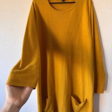 Musztardowy sweter–tunika z kieszeniami