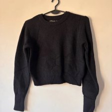 Czarny klasyczny sweter Masriyah Miękki Minimalistyczny krój z prążkowanym