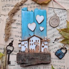 Rustykalny wieszak z białymi domkami no1