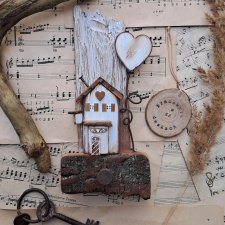 Rustykalny wieszak z białym domkiem no 1