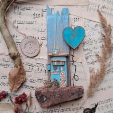 Rustykalny wieszak z turkusowym domkiem i serduszkiem no 1