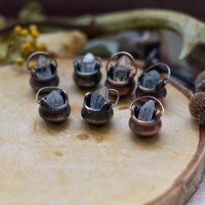 Kociołek wiedzmy - naszyjnik z kryształem górskim