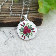 Haftowany medalion - fuksja