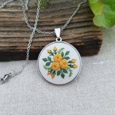 Haftowany medalion - żółty